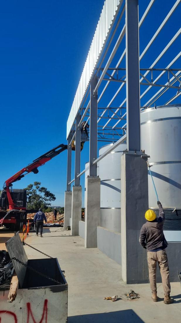 Montaje de la estructura metálica de cubierta sobre pilares de H° A°