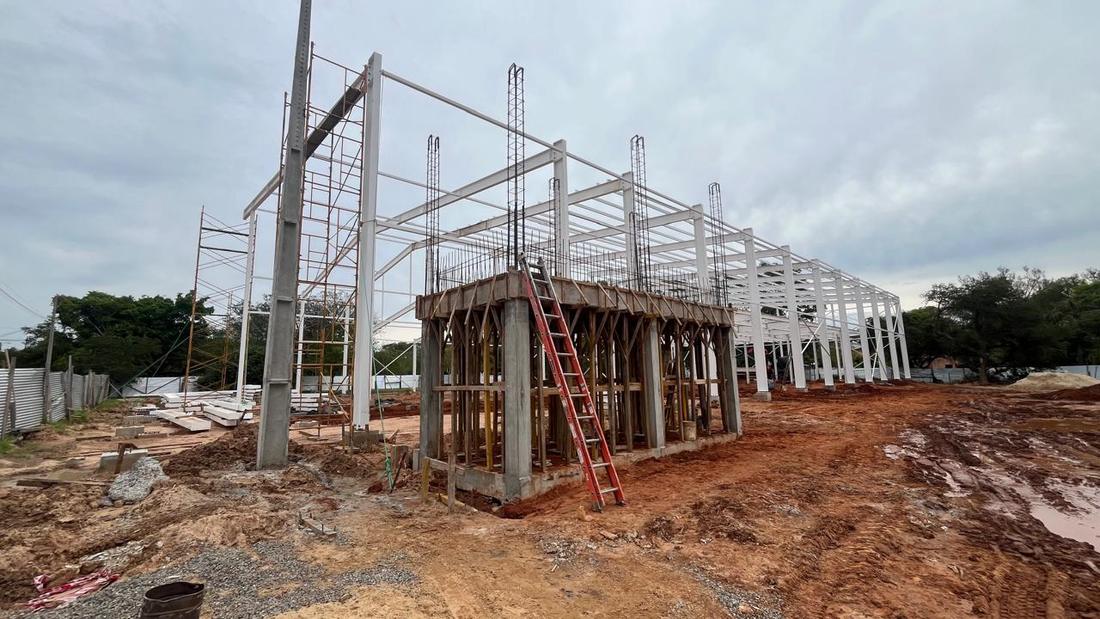 Estructura de H° A° y pórticos metálicos en ejecución
